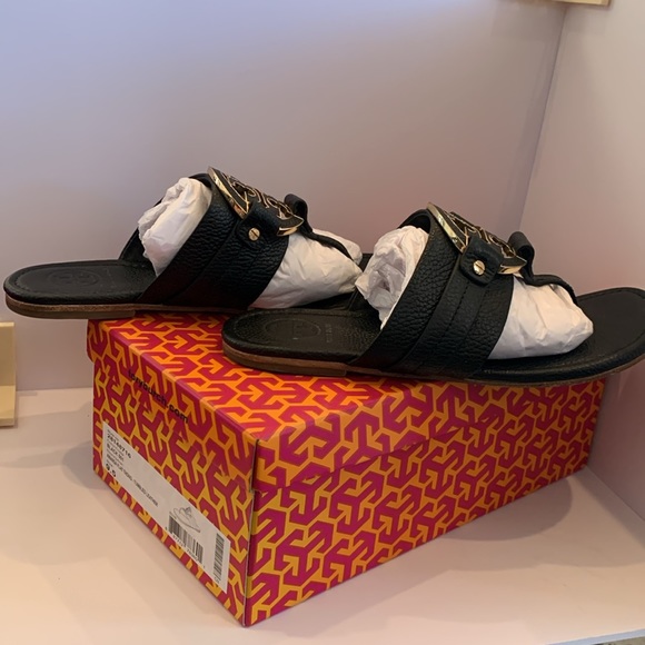 Tory Burch Amanda Flat Thong in Tumbled Black Leather - Picture 5 of 10